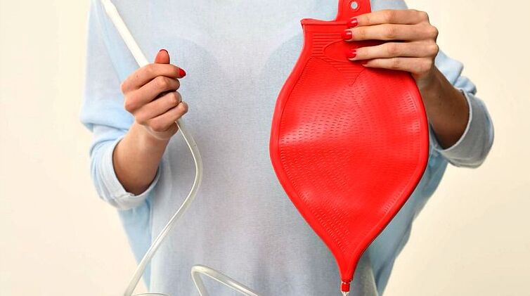 Enema de limpeza destinado a combater os parasitos intestinais